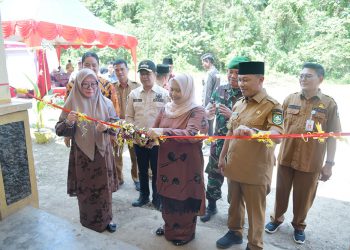 Bupati Kasmarni melakukan pemotongan pita tanda diresmikannya SMP Negeri 4 Rupat Utara