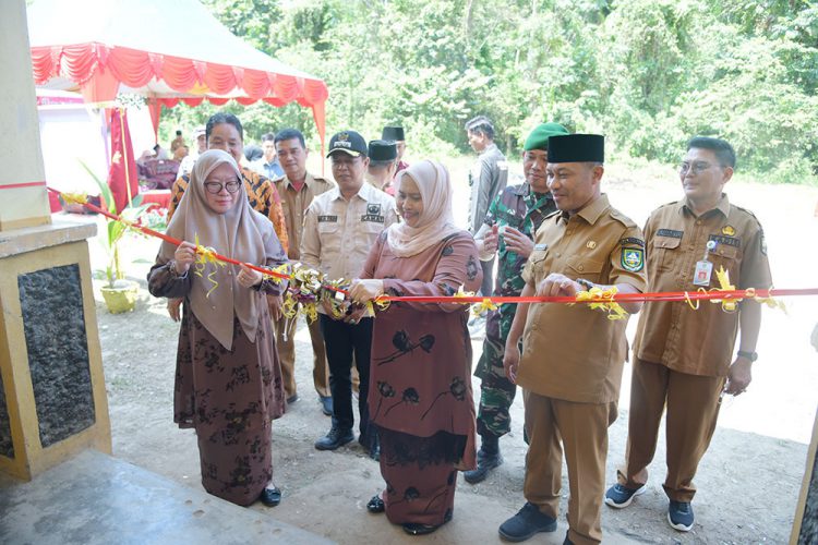 Bupati Kasmarni melakukan pemotongan pita tanda diresmikannya SMP Negeri 4 Rupat Utara