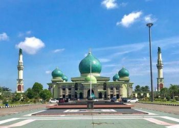 Pj Gubri dan OPD Sediakan 5.000 Paket Berbuka di Masjid Raya Annur Riau