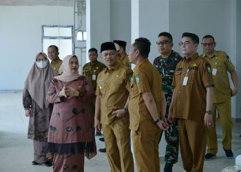 Bupati Kasmarni bersama Wabup Dr H Bagus Santoso saat melakukan peninjauan RSUD Pratama Rupat Utara