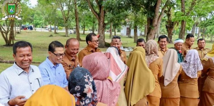 Pimpinan dan Anggota DPRD Kota Dumai beserta staf Sekretariat saling bersalaman usai makan dan doa bersama menyambut bulan suci Ramadan