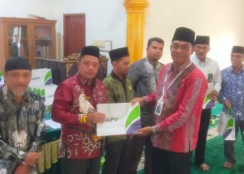 Teks foto: SHR Manager RAPP Mabrur menyerahkan bingkisan berupa bahan baju hasil produksi Asia Pacific Yarn (APY) kepada perwakilan undangan.