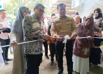 Bupati Kuansing Suhardiman Amby dan Presiden Direktur APR Basri Kamba meresmikan Rumah Produksi Batik Nagori, Jumat (1/3/2024).