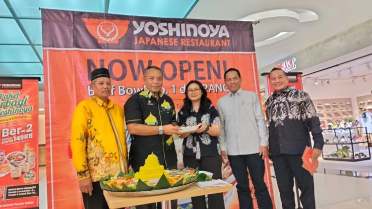 Launching Restoran Jepang YOSHINOYA ditandai potong tumpeng oleh Asisten II Pemko Pekanbaru, Ingot Hitasuhut, Kamis (7/3/24) di Mal SKA Pekanbaru