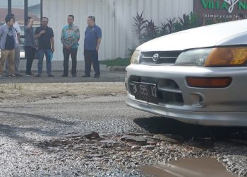 Pj Gubri SF Hariyanto tinjau jalan rusak di Pekanbaru.