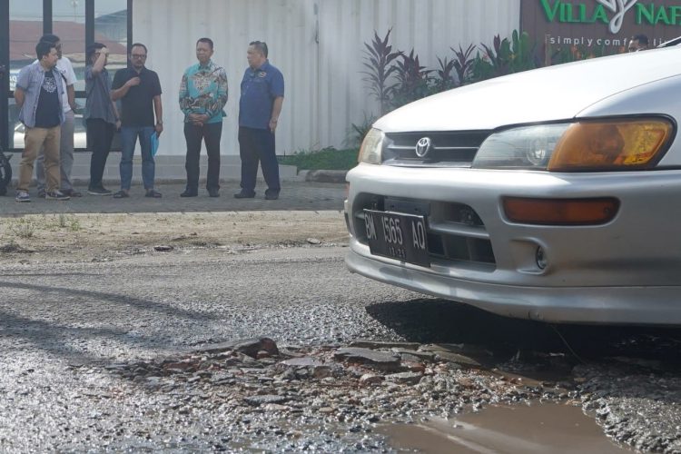 Pj Gubri SF Hariyanto tinjau jalan rusak di Pekanbaru.