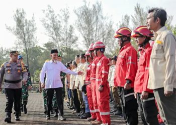 Wali Kota Dumai, H. Paisal, Dandim 0320/Dumai Letkol Inf Antony Tri Wibowo, Kapolres Dumai, AKBP Dhovan Oktavianton memeriksa pasukan terpadu penanganan Karhutla.