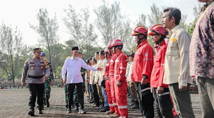 Wali Kota Dumai, H. Paisal, Dandim 0320/Dumai Letkol Inf Antony Tri Wibowo, Kapolres Dumai, AKBP Dhovan Oktavianton memeriksa pasukan terpadu penanganan Karhutla.