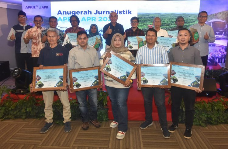 Seluruh pemenang dan finalis foto bersama jajaran manajemen RAPP.