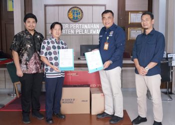 Penyerahan hibah peralatan elektronik pendukung layanan konsultasi online di Kantor ATR/BPN Kabupaten Pelalawan oleh Senior Manager Legal RAPP Hermanto kepada Kepala Kantor ATR/BPN Pelalawan Turmudi.