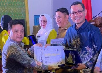 Wakil Direktur RAPP Suhdi Yaqub menerima penghargaan di Pelalawan Tax Award 2024.