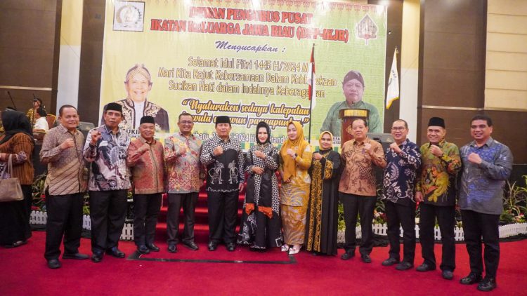 Bupati Rohul dan istri berfoto bersama dengan para tamu dan undangan pada acara halal bi halal keluarga IKJR di Pekanbaru
Foto : Diskominfo Rohul