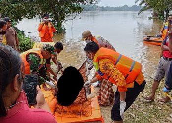 Mayat Laki-laki Ditemukan Mengambang di Sungai Batang Kuantan, DidugKorban Bencana Sumbar