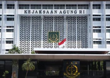 **Jaksa Agung Lakukan Rotasi, Mutasi, dan Promosi Besar-besaran** **Jakarta, 21 Mei 2024** - Jaksa Agung ST Burhanuddin melakukan rotasi, mutasi, dan promosi secara besar-besaran terhadap 404 pegawai Kejaksaan Republik Indonesia setingkat pejabat eselon III dan II. Langkah ini tertuang dalam surat keputusan bernomor 121 tahun 2024, tertanggal 21 Mei 2024, yang ditandatangani langsung oleh Jaksa Agung. **Pejabat yang Terkena Mutasi dan Promosi** Salah satu perubahan signifikan adalah pengangkatan Kepala Kejaksaan Tinggi Banten Dr. Didik Farkhan Alisyahdi menjadi Inspektur V pada Jaksa Agung Muda Bidang Pengawasan Kejaksaan Agung. Posisi Kepala Kejati Banten yang ditinggalkan Dr. Didik akan diisi oleh Dr. Siswanto, yang sebelumnya menjabat sebagai Kepala Pusat Data Statistik Kriminal dan Teknologi Informasi. Selain itu, Wakil Kepala Kejati Banten Ahelya Abistam dipromosikan menjadi Kepala Kejaksaan Tinggi Daerah Istimewa Yogyakarta. Asisten Perdata dan Tata Usaha Negara Kejati Banten, H. Aluwi, diangkat sebagai Kepala Kejaksaan Negeri Pontianak, Kalimantan Barat. **Perubahan di Berbagai Wilayah** Jaksa Agung juga melakukan sejumlah rotasi di wilayah lain. Kepala Kejaksaan Tinggi Daerah Istimewa Yogyakarta, Ponco Hartanto, dipromosikan menjadi Kepala Kejaksaan Tinggi Jawa Tengah. Katarina Endang Sarwesti, yang sebelumnya menjabat sebagai Direktur Pengamanan Pembangunan Strategis pada Jaksa Agung Muda Bidang Intelijen, kini diangkat menjadi Kepala Kejaksaan Tinggi Jawa Barat. Hendro Dewanto, yang sebelumnya adalah Direktur Penuntutan pada Jaksa Agung Muda Bidang Pidana Khusus, kini menjabat sebagai Kepala Kejaksaan Tinggi Sulawesi Tenggara. Dr. Tansiswara Adhi diangkat menjadi Wakil Kepala Kejaksaan Tinggi Sulawesi Utara setelah sebelumnya menjabat sebagai koordinator pada Jaksa Agung Muda Bidang Perdata. **Promosi di Berbagai Daerah** Saepudin Tagamal dipromosikan menjadi Kepala Kejaksaan Tinggi Bengkulu, sementara Andi Darmawangsa naik menjadi Kepala Kejaksaan Tinggi Sulawesi Barat. Saepudin sebelumnya adalah Wakil Kejati Sumatera Barat. Muhammad Syarifuddin diangkat sebagai Kepala Kejaksaan Tinggi Papua, dan Zet Tadung Allo kini menjabat Kepala Kejaksaan Tinggi Nusa Tenggara Timur. Jabatan Kepala Kejaksaan Tinggi Jambi akan diisi oleh Dr. Hermon Dekristo, yang sebelumnya menjabat sebagai Kepala Biro Kepegawaian pada Jaksa Agung Muda Bidang Pembinaan. Posisi yang ditinggalkan Dr. Hermon akan diisi oleh Sri Kuncoro, Asisten Khusus Jaksa Agung. Langkah besar yang diambil oleh Jaksa Agung ST Burhanuddin ini bertujuan untuk meningkatkan efektivitas dan efisiensi organisasi Kejaksaan serta memastikan penyegaran dalam tubuh instansi tersebut. Rotasi dan promosi ini diharapkan dapat memberikan dampak positif dalam kinerja Kejaksaan Republik Indonesia di masa mendatang.