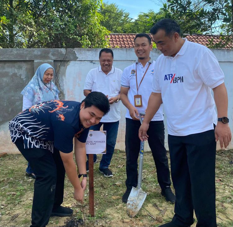 Asisten Manajer Legal (Pertanahan) RAPP, Rionald Dimas, mewakili manajemen didampingi Kepala Kantor ATR/BPN Pelalawan Turmudi melakukan penanaman bibit pohon di kantor ATR/BPN Pelalawan, Rabu (5/6/2024).