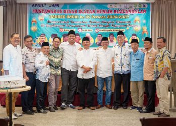 Ketua terpilih foto bersama dengan peserta dan undangan pada Mubes IX IMRA RAPP, di Hotel Unigraha Riau Kompleks, Pangkalan Kerinci, Kabupaten Pelalawan.