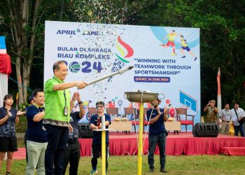 Penyulutan obor oleh General Manager (GM) Human Resources (HR) RAPP, Willim, sebagai tanda dimulainya rangkaian pertandingan olahraga di Riau Kompleks.