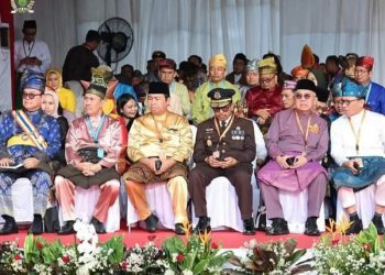 Ketua DPRD Provinsi Riau Yulisman beserta Wakil Ketua DPRD Provinsi Riau Agung Nugroho dan anggota DPRD Provinsi Riau Sunaryo, mengikuti upacara Hari Lahir Pancasila di Lapangan Garuda Komplek Pertamina Hulu (PHR), Sabtu (1/6/2024).