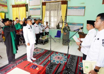 Wakil Bupati Siak Husni Merza melantik Kamaruzzaman sebagai Pejabat Penghulu Kampung Rempak Kecamatan Sabak Auh