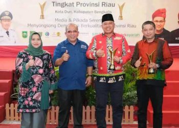 Bupati Siak Drs. H. Alfedri, M.Si menerima penghargaan sebagai Kepala Daerah Aspiratif di Riau,di Malam Puncak Hari Hulang Tahun (HUT) Jaringan Media Siber Indonesia (JMSI) ke-4 dan rangkaian peringatan Hari Pers Nasional (HPN) tingkat Provinsi Riau, Tahun 2024