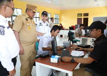 Bupati Siak Alfedri pimpin Apel Pagi bersama siswa/i Sekolah Menengah Kejuruan (SMK) 1 Kecamatan koto Gasib Kabupaten Siak