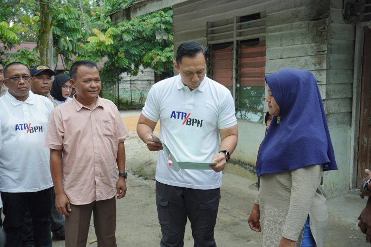 17 Tahun Menunggu, AHY Serahkan 42 Sertipikat Tanah