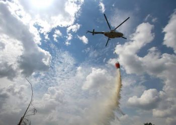 Cuaca Buruk Tunda Kedatangan Helikopter Water Bombing untuk Karhutla Riau