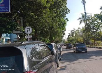 Larangan Parkir di Depan RSUD Arifin Ahmad Dicuekin Pengendara