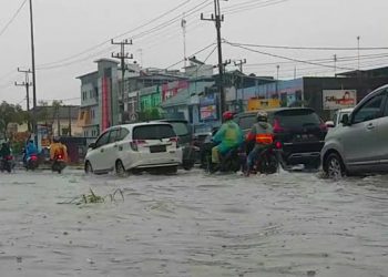 Drainase Buruk Sebabkan Banjir di Jalan HR Soebrantas Pekanbaru