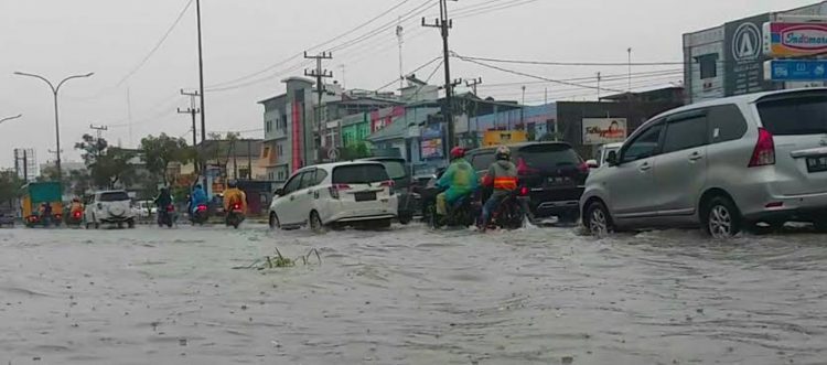 Drainase Buruk Sebabkan Banjir di Jalan HR Soebrantas Pekanbaru