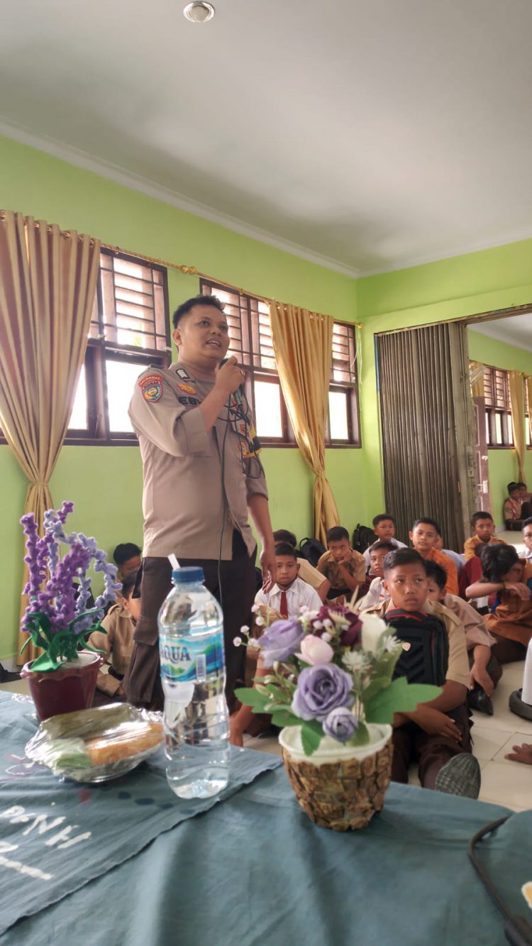 Bripka Ely Boy Vanalosa saat memberikan penyuluhan di SMP N 4 Singingi