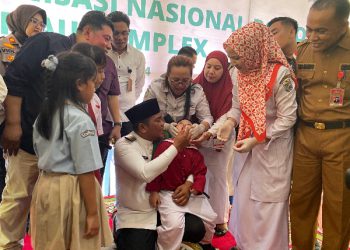 Bupati Pelalawan, H Zukri secara simbolis memberikan tetes vaksin polio kepada balita sebagai tanda dimulainya pencanangan PIN polio serentak tingkat Kabupaten Pelalawan tahun 2024.