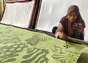 Pembatik Batik Jalur Nagori ‘Go’ sedang membatik (Foto : Sekper BRKS)