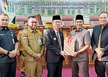 Wakil Ketua DPRD Rohil didampingi Wakil Ketua menerima penyerahan berkas penyampaian LKPj 2023 yang diserahkan Bupati Rohil didampingi Sekdakab dan Sekwan di Bagansiapiapi, Selasa (23/4/2024). ((SETWAN DPRD ROHIL))