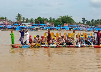 Sebanyak 4 jalur dari Kabupaten Kuansing yang disponsori oleh RAPP mengikuti parade jalur di hari pertama Event Nasional Pacu Jalur Kuansing 2024