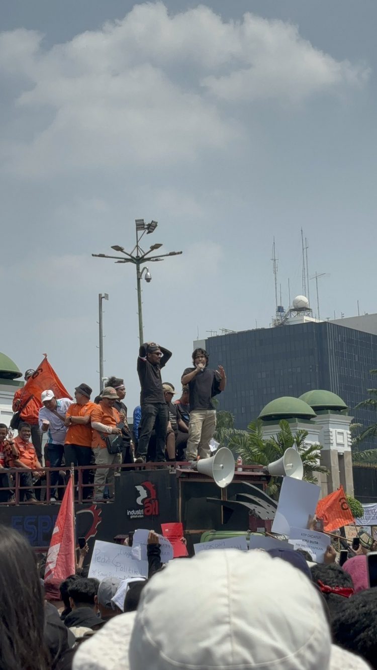 Tunjuk Gedung DPR, Abdur: Kumpulan Orang-orang Tolol