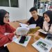 Rajab Vadil, Indah Amalia Ramadhan, dan Devti Marna Syafitri, berdiskusi di perpustakaan TPK Unri.