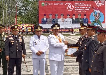 Bupati Siak Alfedri beri apresiasi delapan anggota Polisi di jajaran Kepolisian Resor (Polres) Siak yang berhasil menggagalkan peredaran narkotika, psikotropika, dan obat terlarang (narkoba) jenis ganja seberat 7 kg di wilayah Kabupaten Siak.(Dok. Pemkab Siak)