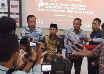 Ketua KPU Rohil Eka Murlan saat diwawancari wartawan.