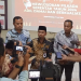 Ketua KPU Rohil Eka Murlan saat diwawancari wartawan.