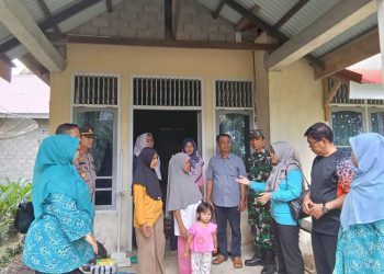 NurHamizah saat memberikan edukasi stunting kepada warga dan di dampingi oleh Kapus, camat, Kapolsek dan Denramil Kuantan Mudik