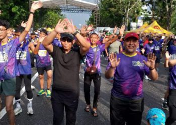 Danrem 031/Wira Bima, Brigjen TNI Deny Racka Anadalasawan ikut senam zumba bersama para runner Bertuahpos City Run 2024, di Jalan Gajah Mada, Pekanbaru (Foto: Bertuahpos / Melba)