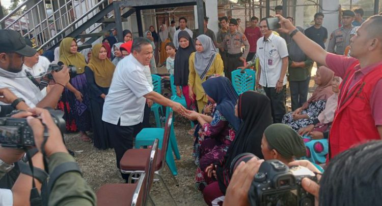 Tinjau Korban Kebakaran, Pj Gubri dan Bupati Berikan Bantuan