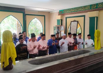 Pasangan AMAn Ziarah ke Makam Pendiri Kota Pekanbaru Sebelum Daftar ke KPU, Agung: Titik Nol Perjuangan