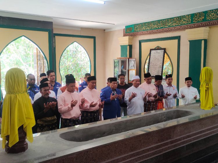 Pasangan AMAn Ziarah ke Makam Pendiri Kota Pekanbaru Sebelum Daftar ke KPU, Agung: Titik Nol Perjuangan