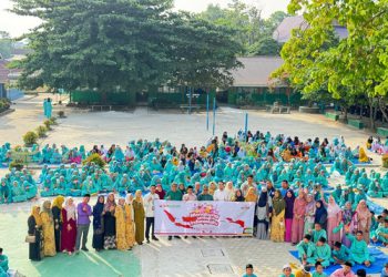 Tim Bank Riau Kepri Syariah Pangkalan Kerinci Berfoto Bersama Dengan Siswa-Siswi SMP Negeri 1