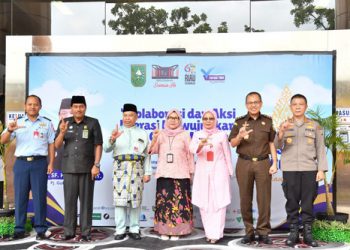 Foto Bersama Direktur Operasional BRK Syariah Said Syamsuri Pada Pembukaan Festival Literasi Riau Tahun 2024