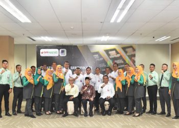 Foto Bersama Direktur Operasional BRK Syariah, Said Syamsuri saat membuka Pelatihan dan Sertifikasi Penaksir Gadai Emas Produk RAHN EMAS BRK Syariah