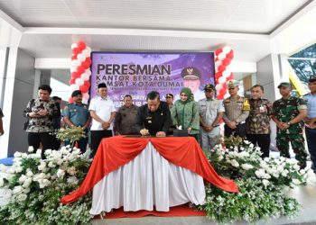 Pj. Gubernur Riau, S.F. Hariyanto melakukan penandatanganan prasasti sebagai tanda peresmian Gedung Kantor Bersama Samsat Kota Dumai