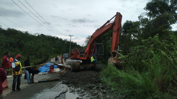 Pasokan Sembako Terlambat Akibat Longsor di Jalan Lintas Riau-SUmbar